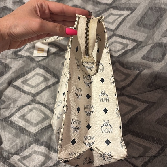 MCM White Monogram Tote Bag with Iconic Design - Picture 6 of 12